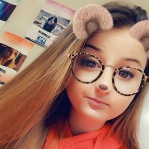 Meet your Posher, Alexis